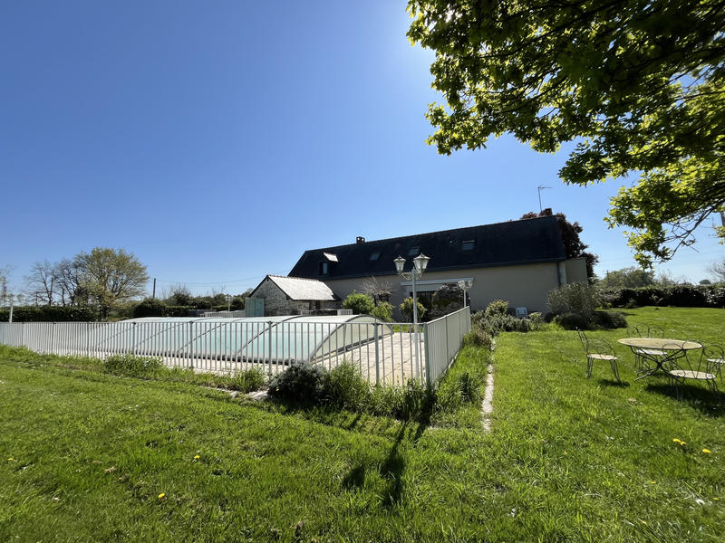 Maison - 234 m² - 8 pièces