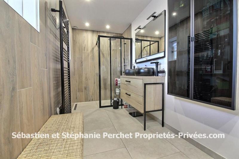 Maison - 233 m² - 8 pièces