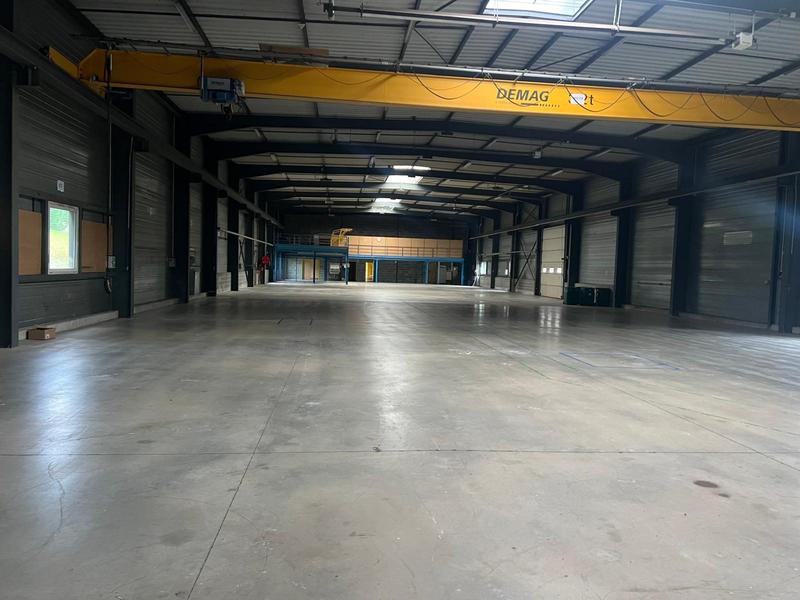 Entrepôt - 1 900 m²