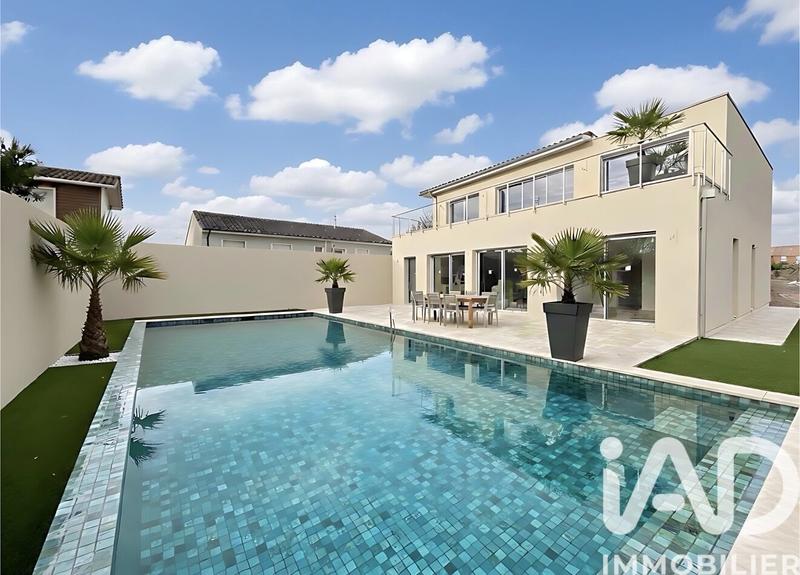 Maison - 202 m² - 6 pièces