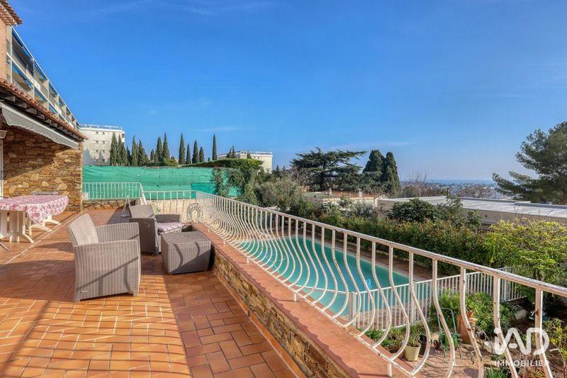 Maison - 201 m² - 8 pièces