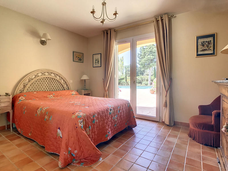 Maison - 241 m² - 9 pièces