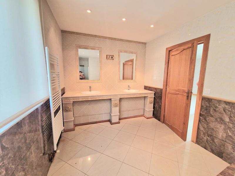 Maison - 224 m² - 7 pièces