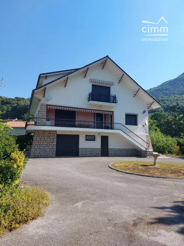 Maison - 285 m² - 8 pièces