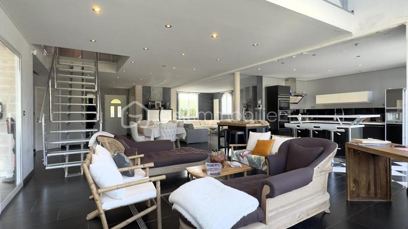 Maison - 239 m² - 6 pièces