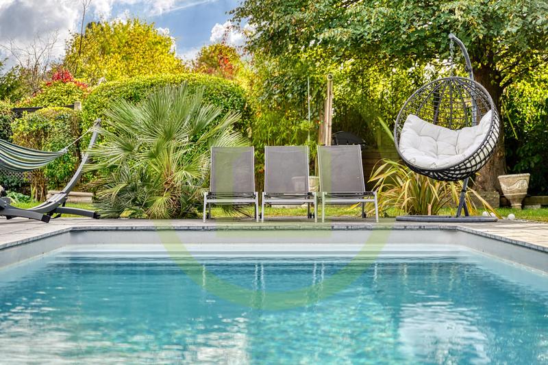 Maison - 233 m² - 9 pièces