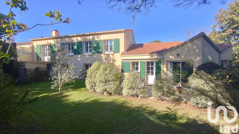 Maison - 215 m² - 10 pièces