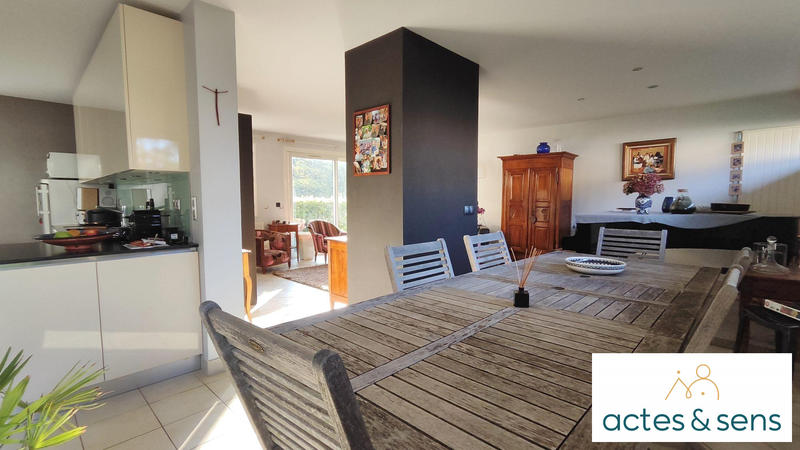 Maison - 215 m² - 10 pièces