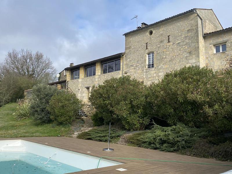 Demeure - 230 m² - 6 pièces