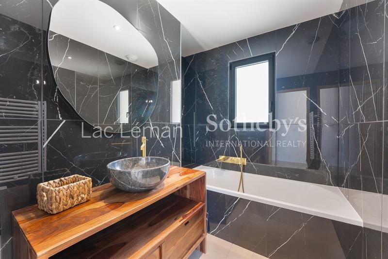 Maison - 210 m² - 6 pièces