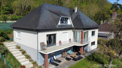Maison - 280 m² - 8 pièces