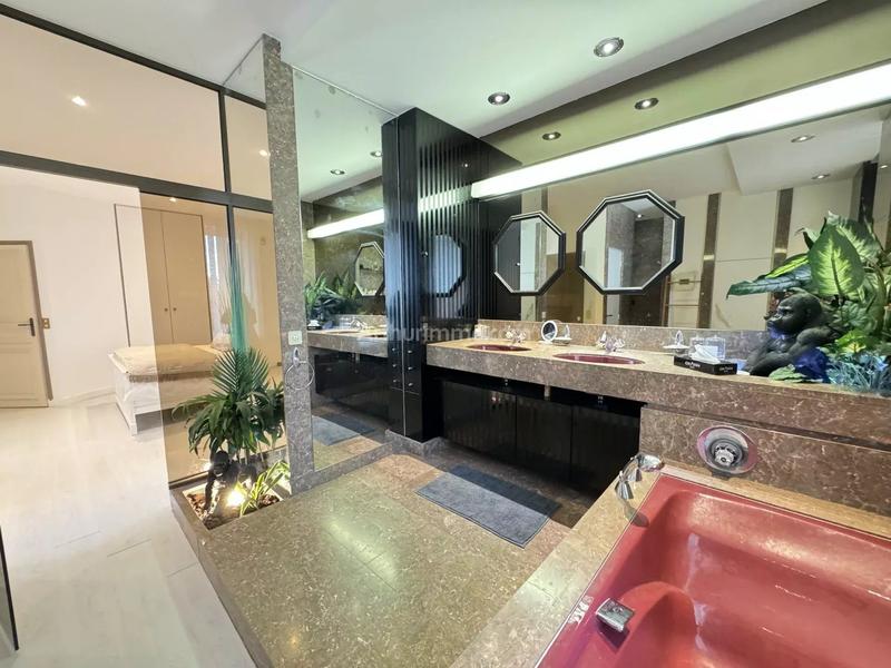 Maison - 230 m² - 8 pièces