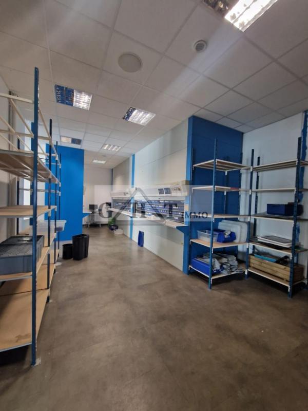 Entrepôt - 822 m²