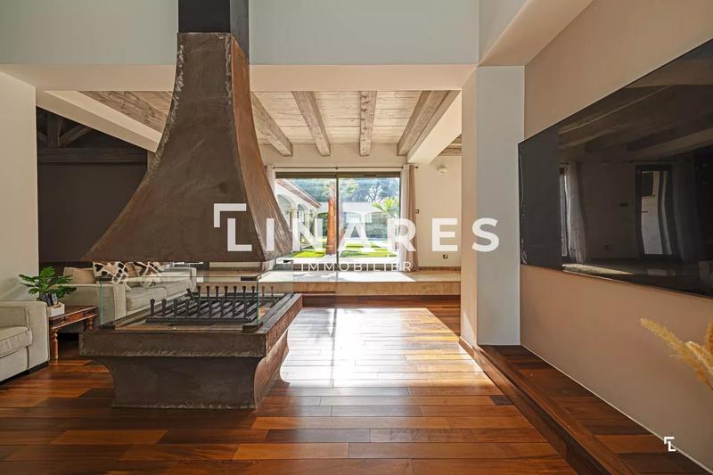 Maison - 360 m² - 5 pièces