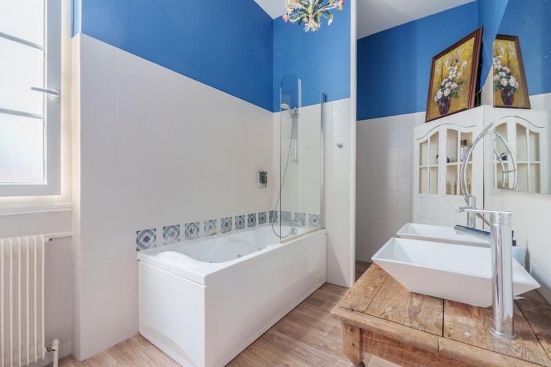 Demeure - 250 m² - 10 pièces