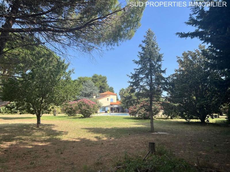 Propriété - 315 m² - 9 pièces