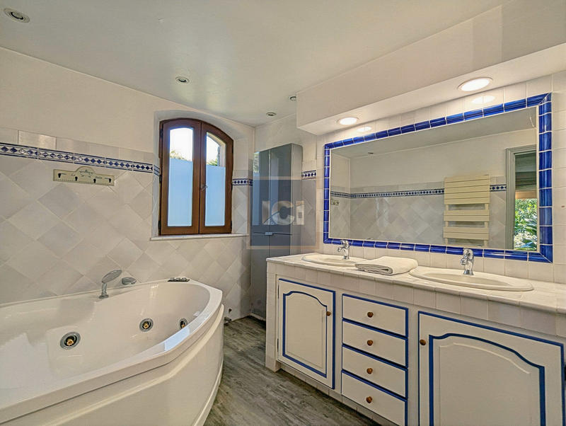 Villa - 356 m² - 11 pièces