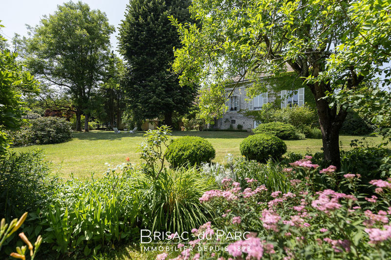 Maison - 379 m² - 9 pièces