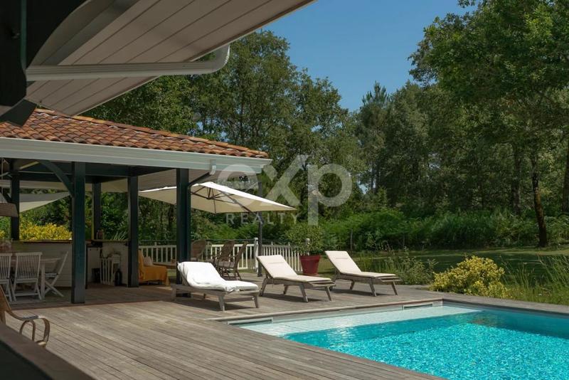 Propriété - 220 m² - 8 pièces