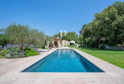 Maison - 258 m² - 9 pièces