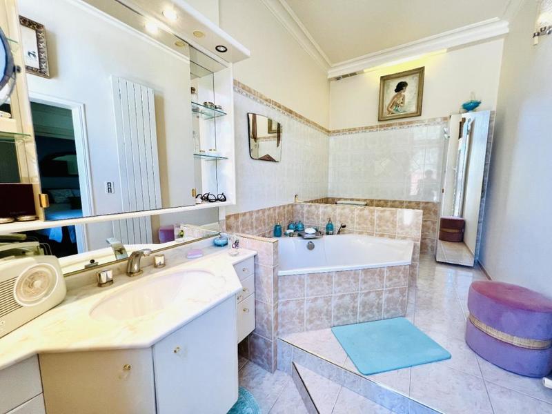 Propriété - 305 m² - 8 pièces