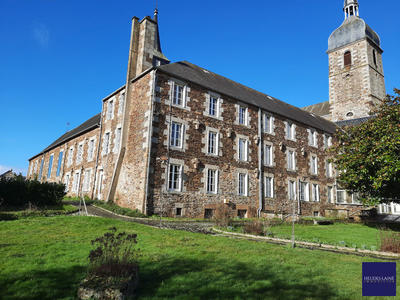 Maison - 2 260 m² - 65 pièces