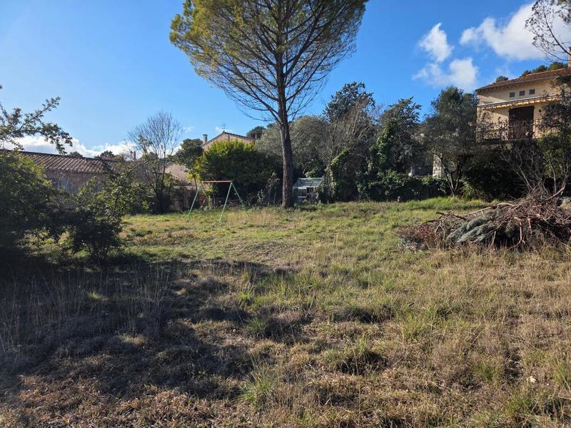 Terrain constructible - 1 068 m²