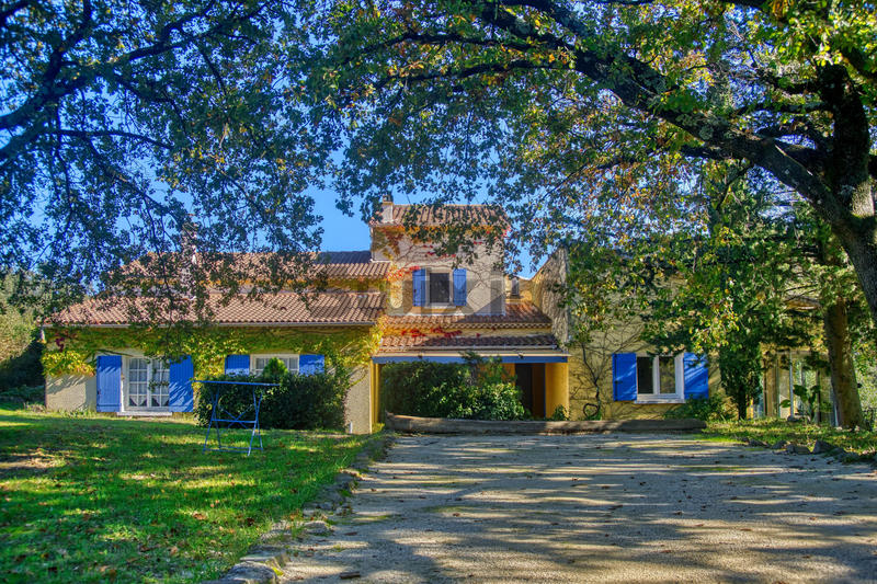 Propriété - 355 m² - 15 pièces