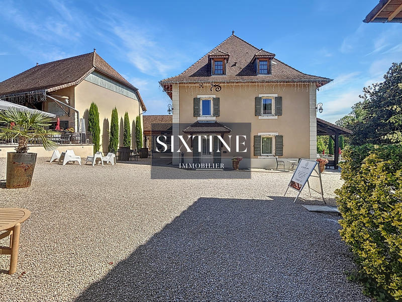 Maison - 3 008 m² - 45 pièces