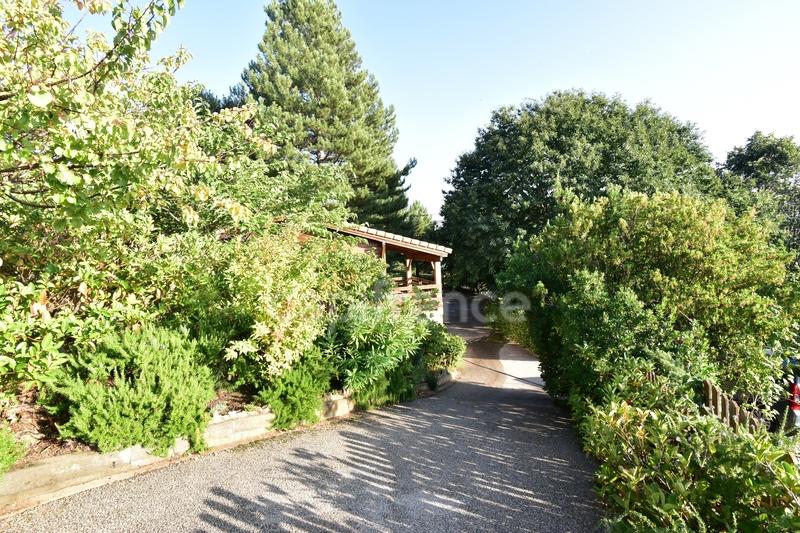 Propriété - 245 m² - 12 pièces