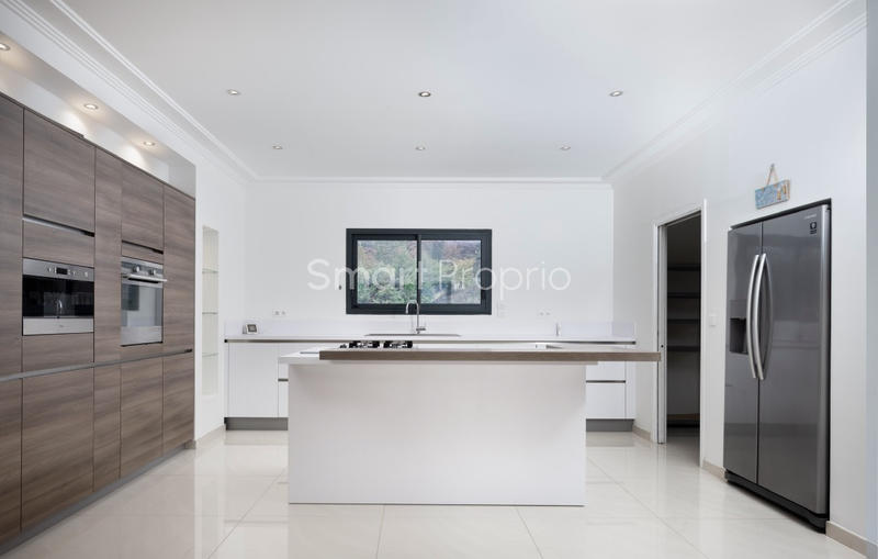 Propriété - 250 m² - 6 pièces