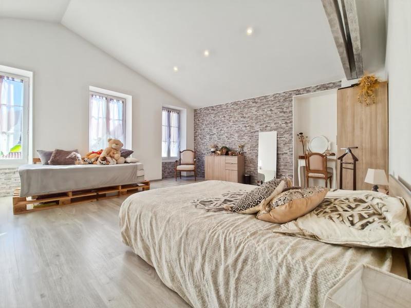 Demeure - 649 m² - 10 pièces