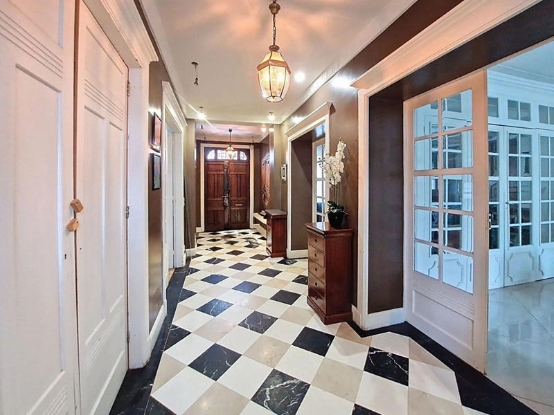 Maison - 327 m² - 8 pièces