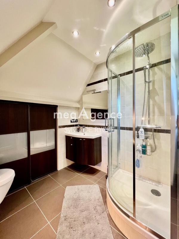 Maison - 202 m² - 7 pièces