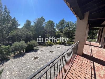 Maison - 258 m² - 9 pièces