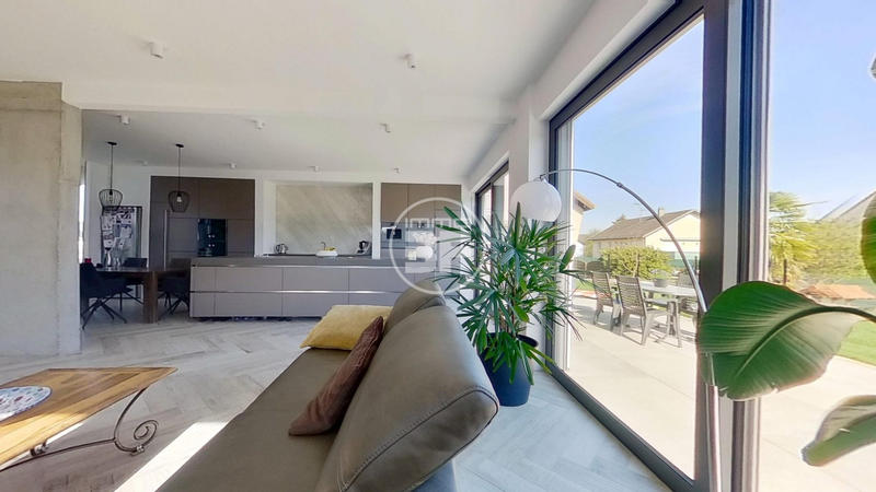 Maison - 215 m² - 6 pièces