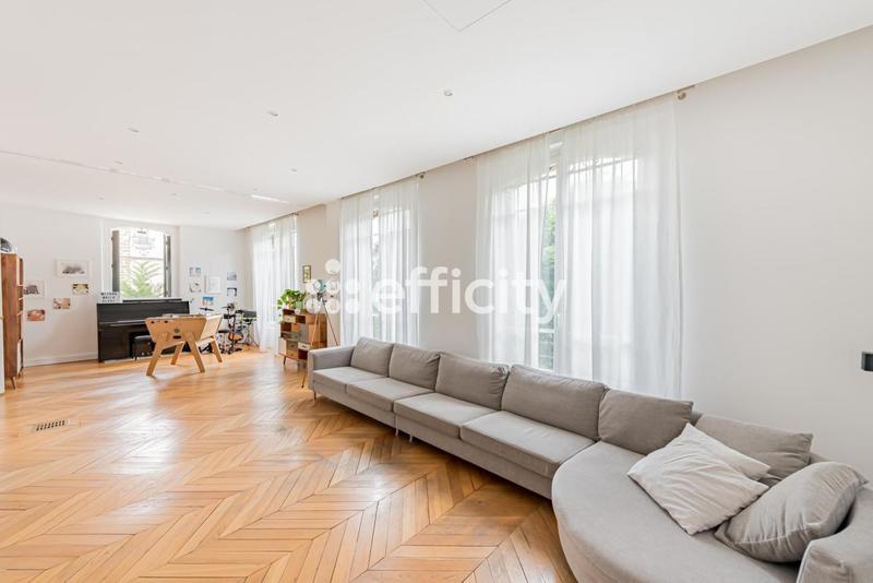 Maison - 232 m² - 9 pièces