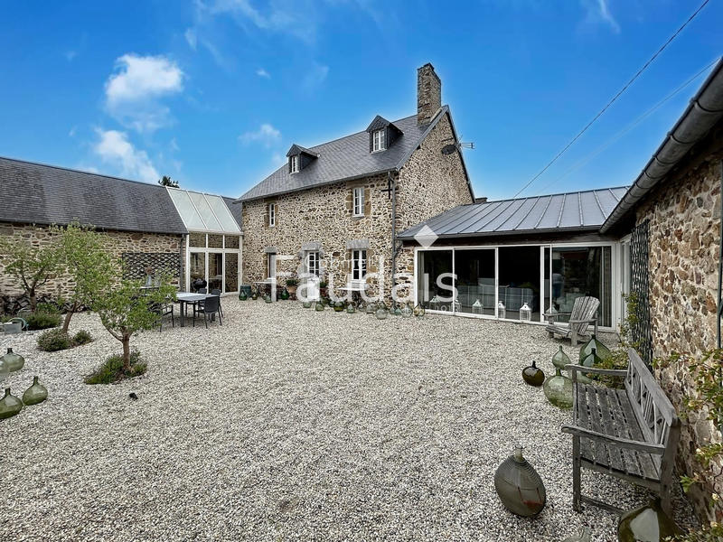 Maison - 277 m² - 8 pièces