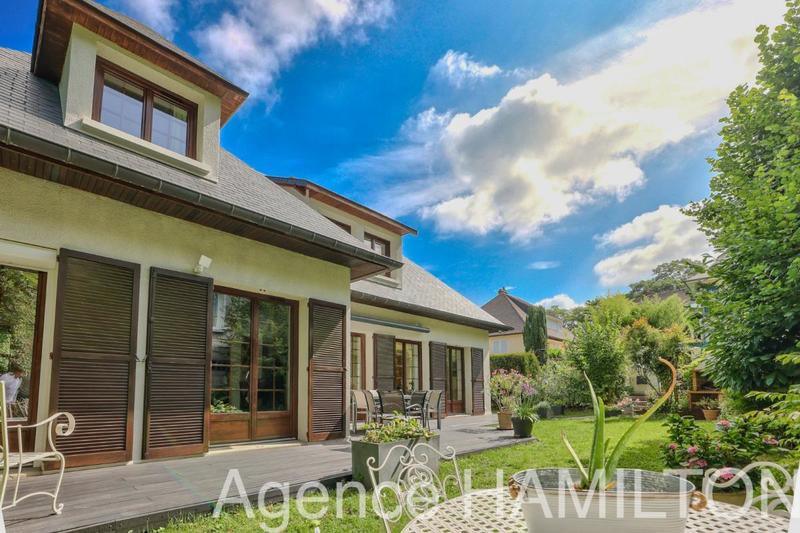 Maison - 250 m² - 8 pièces