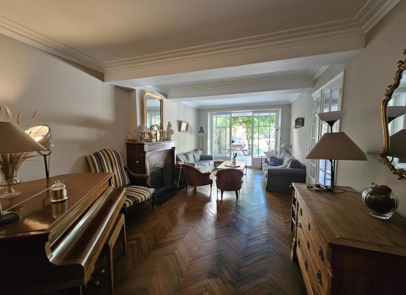 Maison - 371 m² - 8 pièces