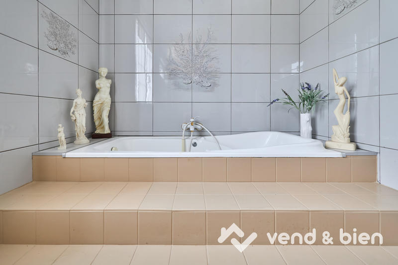 Maison - 229 m² - 7 pièces