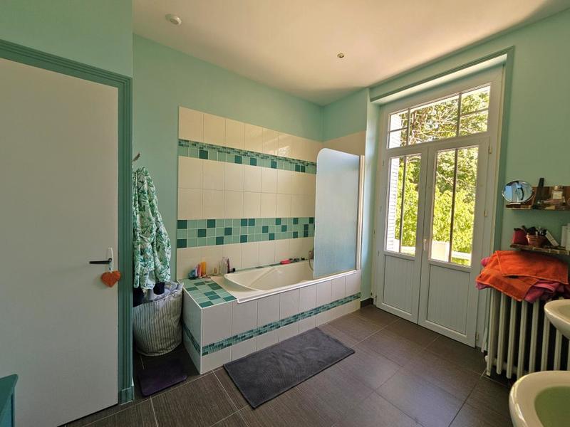 Maison - 210 m² - 8 pièces