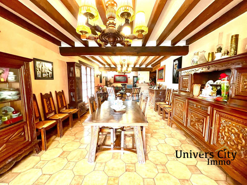 Maison - 207 m² - 9 pièces