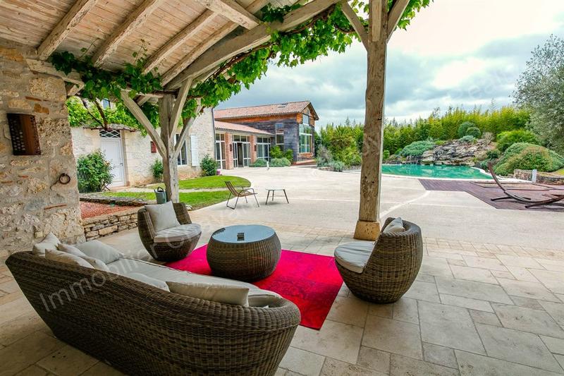 Maison - 850 m² - 10 pièces