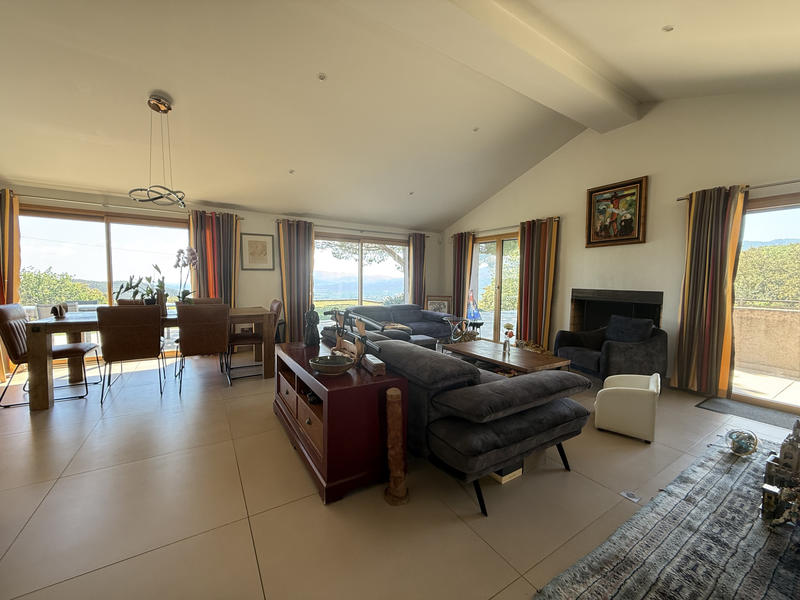 Maison - 250 m² - 9 pièces