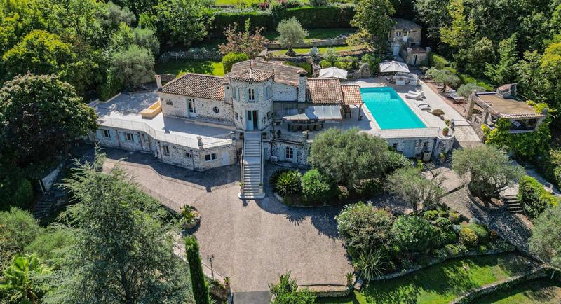 Maison - 451 m² - 15 pièces