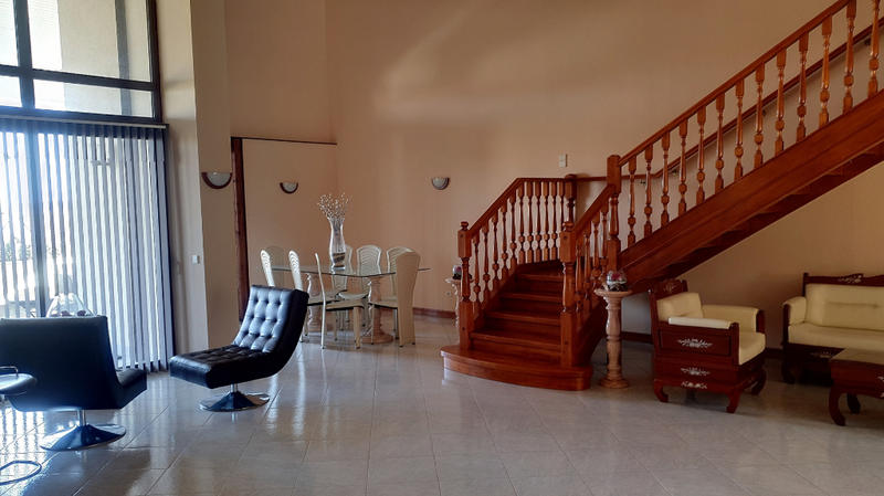 Maison - 350 m² - 12 pièces