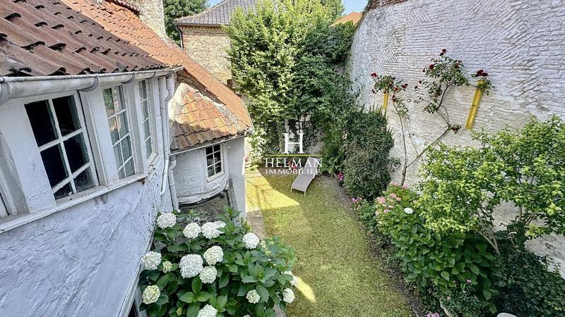 Maison - 240 m² - 8 pièces