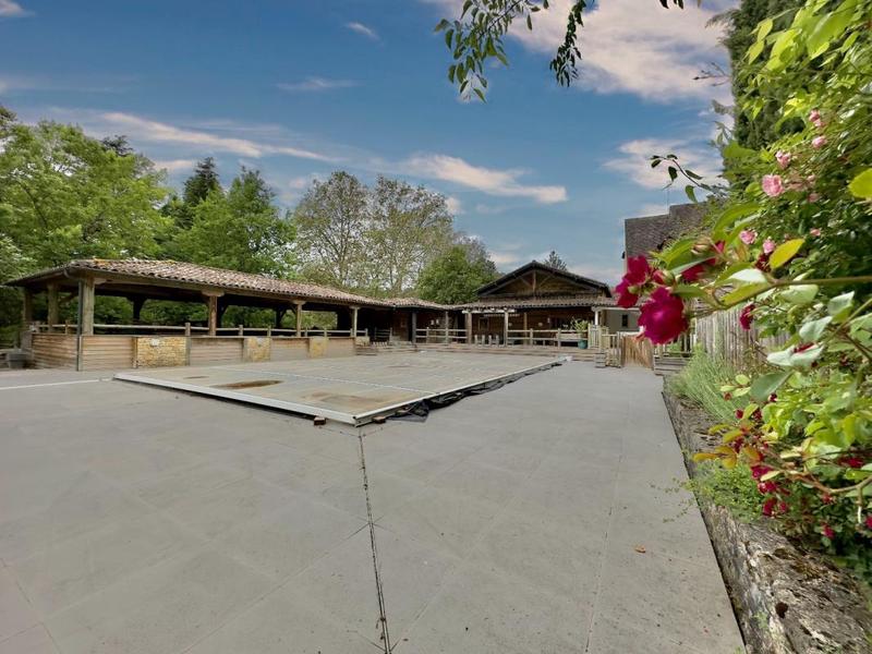 Demeure - 1 700 m² - 45 pièces