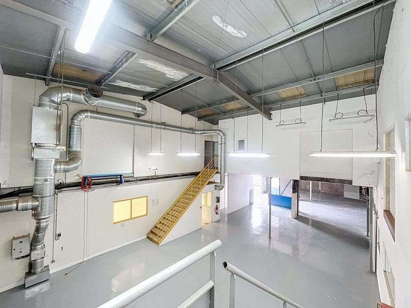 Entrepôt - 1 340 m²